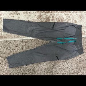 FIGS scrub pant. Skinny leg, cropped with yoga pant band